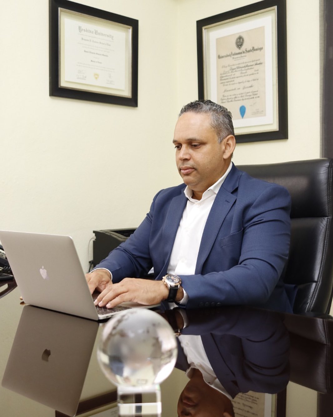 Fundador de Jiménez & Jiménez trabajando en su oficina