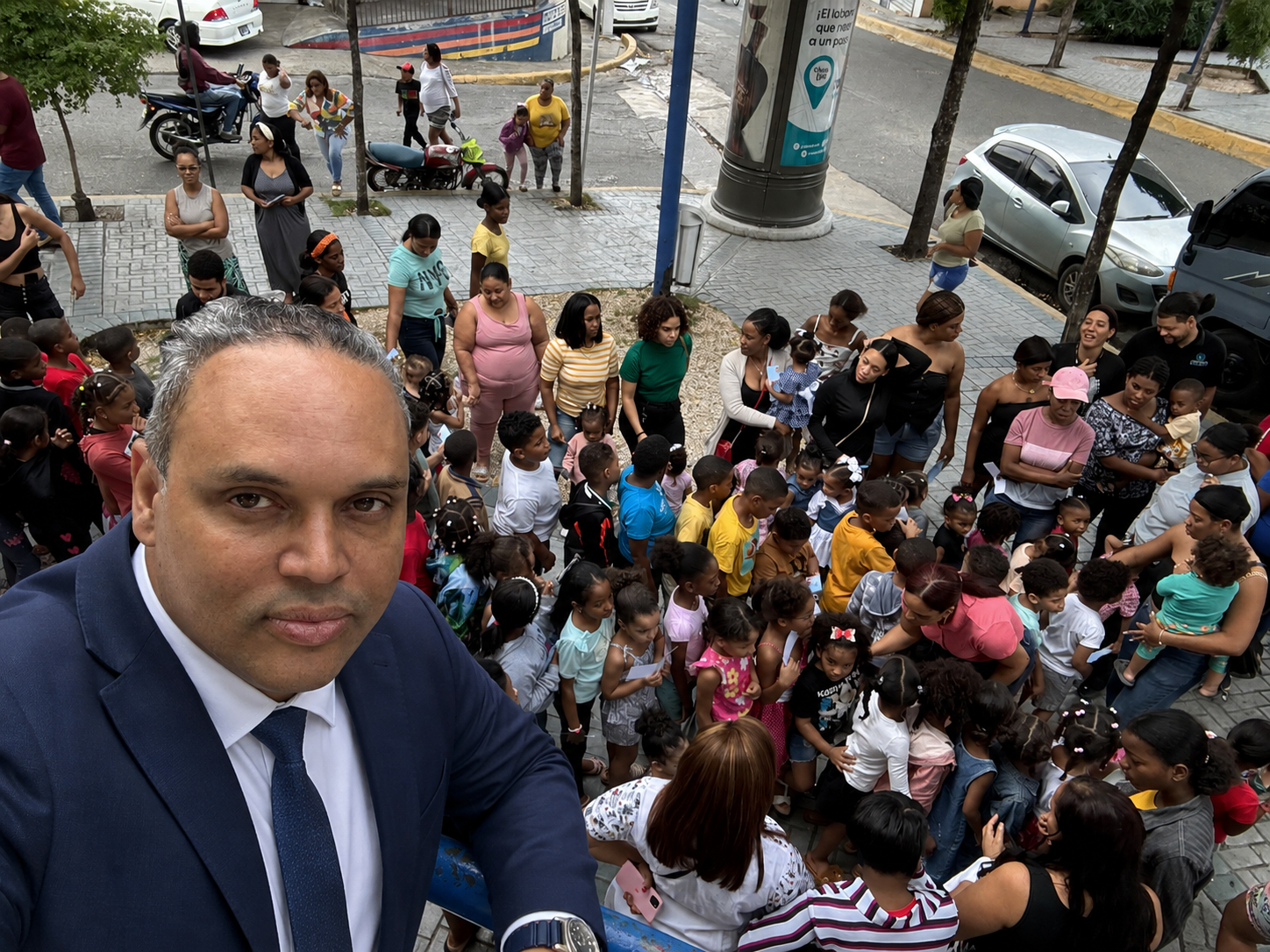 Niña recibiendo un juguete durante una actividad comunitaria