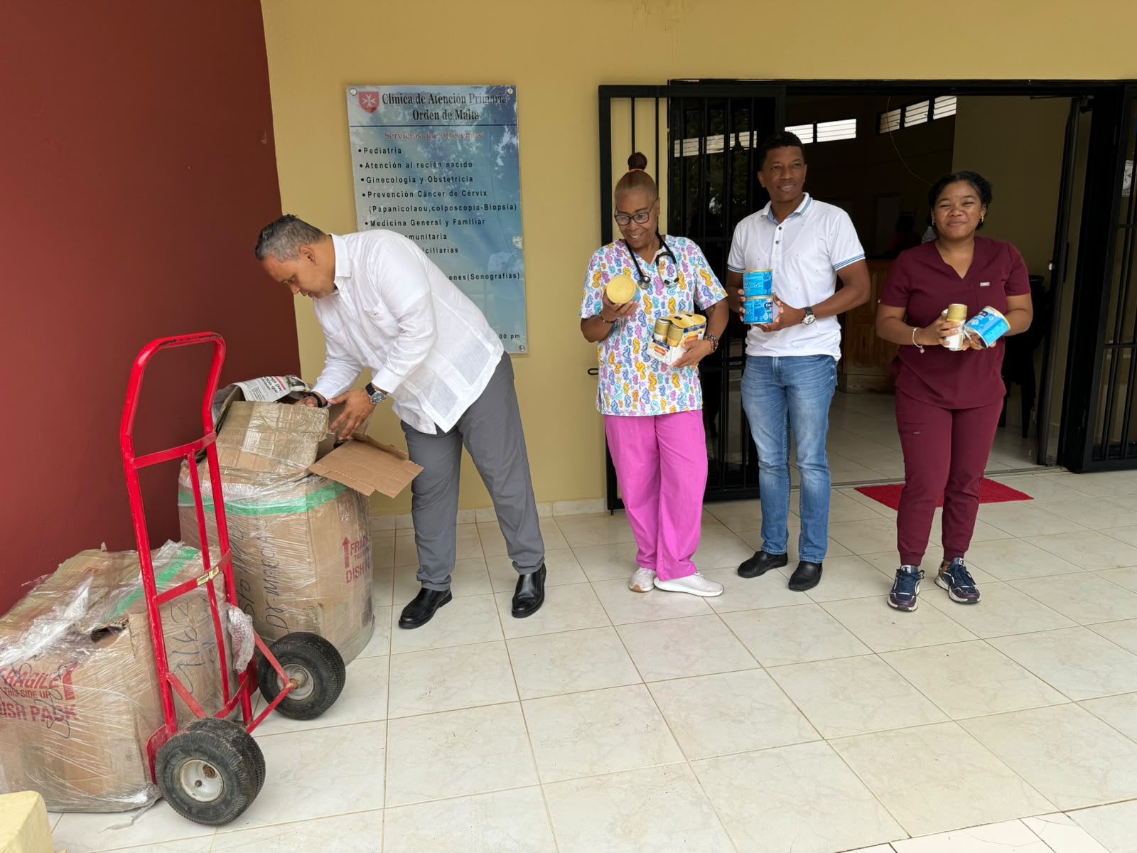 Entrega de una silla de ruedas a una persona de la comunidad